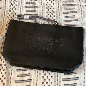 {NWT} VS Gorgeous brand new leather like tote! 😍